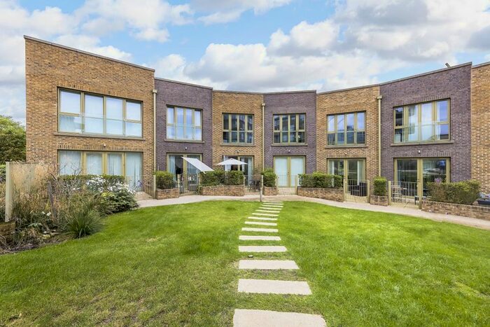 3 Bedroom Flat To Rent In Townsend Road, London, SE3