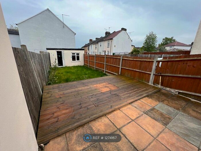 2 Bedroom End Of Terrace House To Rent In Chalkpit Hill, Chatham, ME4