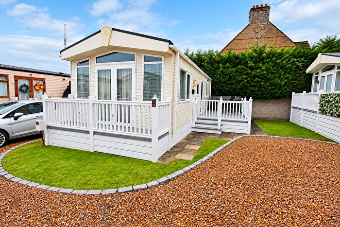 2 Bedroom Bungalow For Sale In Wayside Caravan Park, Way Hill, Minster, Ramsgate, CT12