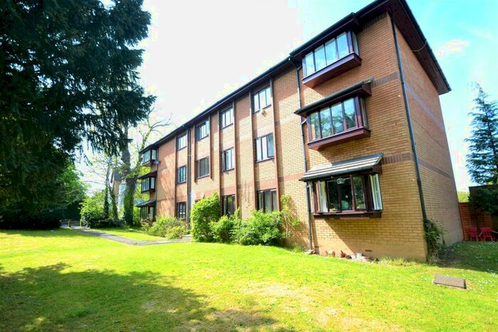 2 Bedroom Flat To Rent In Downs Bridge Road, Beckenham, BR3