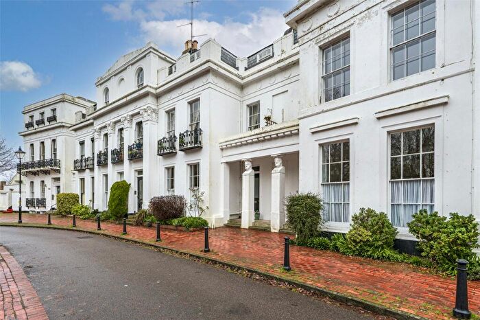 1 Bedroom Flat For Sale In Park Crescent, Worthing, West Sussex, BN11