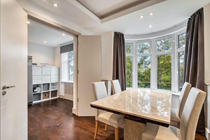 2 Bedroom Apartment To Rent In Hall Road, London, NW8
