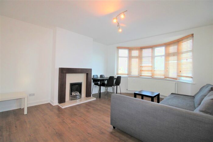 2 Bedroom Flat To Rent In Aberdale Gardens, Potters Bar, Herts EN6