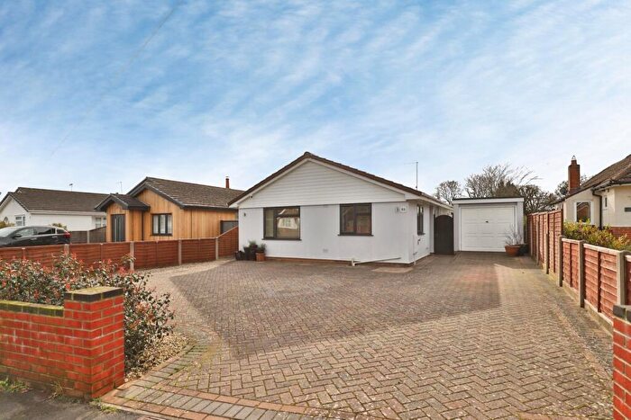 2 Bedroom Detached House For Sale In Woodlinken Drive, Verwood, Dorset, BH31