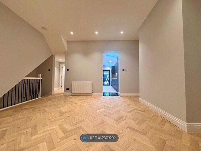 3 Bedroom Flat To Rent In Sulgrave Road, London, W6