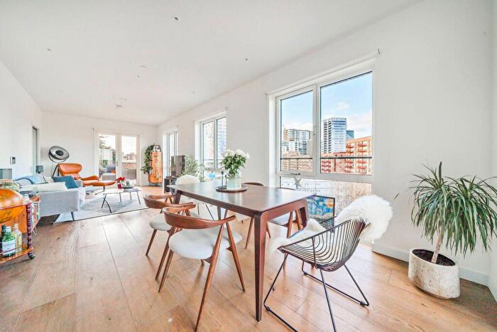 3 Bedroom Flat To Rent In Heygate Street, Elephant And Castle, London, SE17