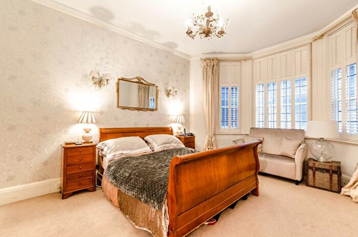 2 Bedroom Maisonette To Rent In Palace Gate, Kensington, London, W8