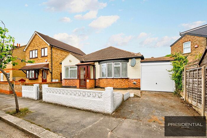 2 Bedroom Detached Bungalow To Rent In Cowslip Road, South Woodford, E18