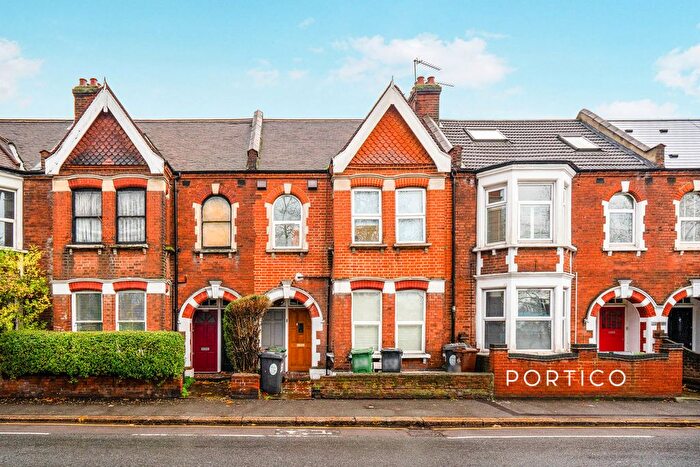 3 Bedroom Flat To Rent In High Road Leyton, London, E10