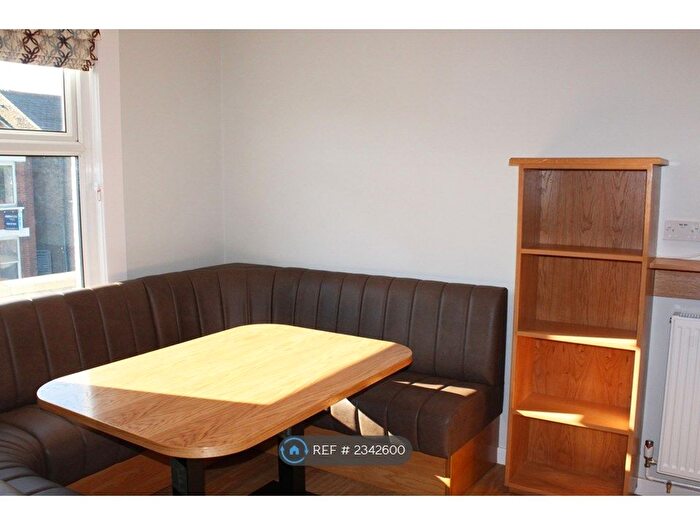 4 Bedroom Flat To Rent In Hawks Road, Kingston Upon Thames, KT1