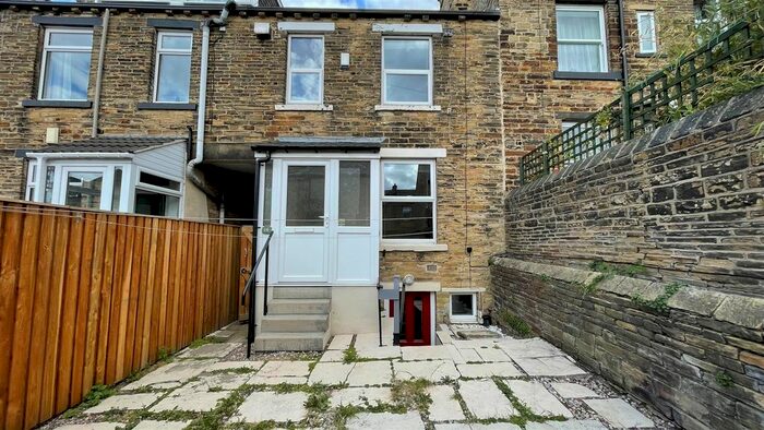 2 Bedroom Town House To Rent In Hyde Street, Thackley, Bradford, BD10
