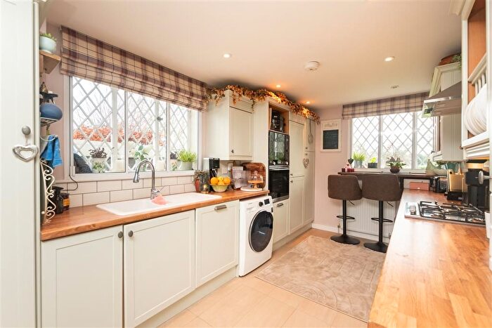 3 Bedroom Cottage For Sale In Tanyard Hill, Shorne, Kent, DA12