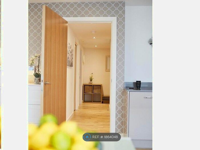 2 Bedroom Flat To Rent In Honister, Reading, RG1