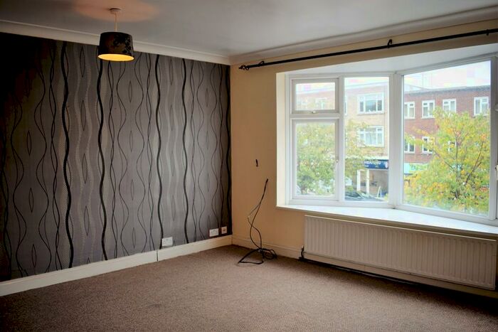 3 Bedroom Maisonette To Rent In High Road, Loughton, IG10