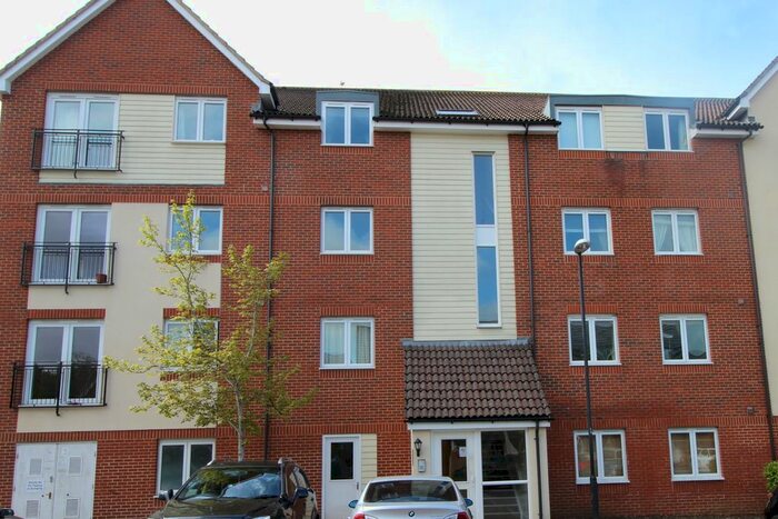 2 Bedroom Flat To Rent In Hollybrook Park, Kingswood, Bristol, BS15