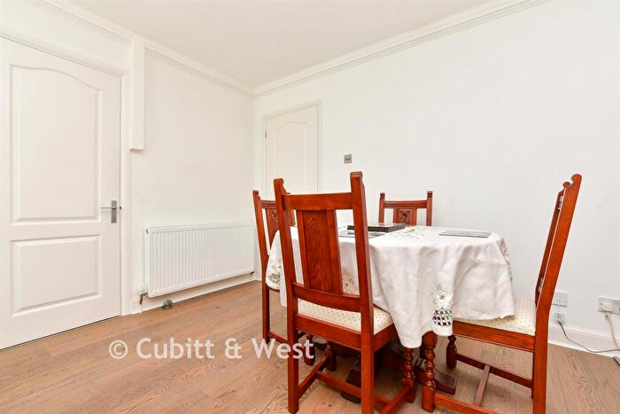 3 Bedroom Semi Detached House For Sale In Corner Farm Close, Tadworth, Surrey, KT20