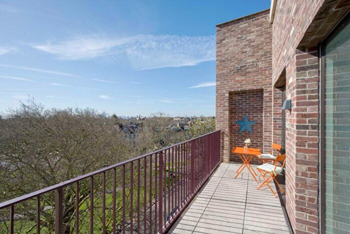 2 Bedroom Flat For Sale In Clapton Common, Clapton, E5