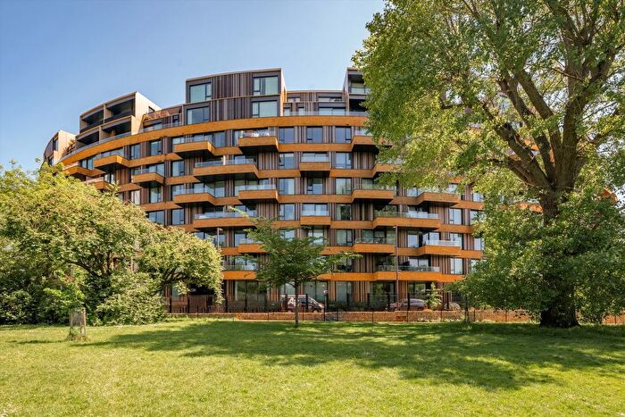 3 Bedroom Flat To Rent In Wood Crescent, London, W12