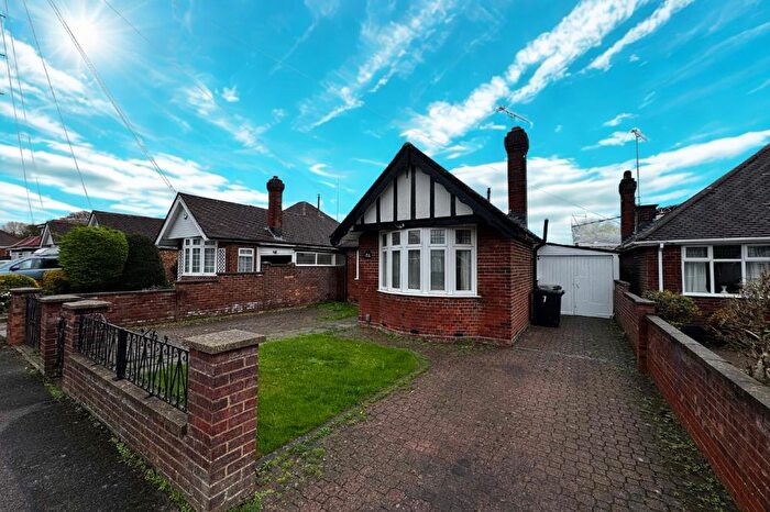 3 Bedroom Detached Bungalow For Sale In Welbury Avenue, Luton, LU3