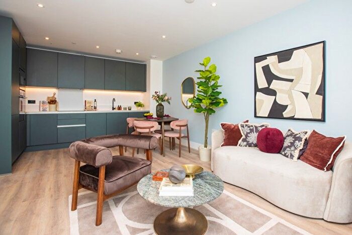 1 Bedroom Flat For Sale In Hawks Raod, Kingston Upon Thames, KT1