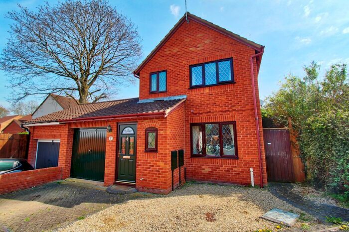 3 Bedroom Link Detached House For Sale In Coppice Close, Droitwich, WR9