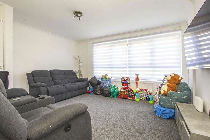 1 Bedroom Flat To Rent In Chetwode Road, Tadworth, KT20