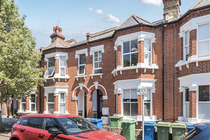 3 Bedroom Flat To Rent In Kinsale Road, Peckham Rye, London, SE15