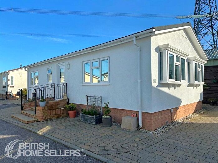 2 Bedroom Park Home For Sale In Southwick Road, North Boarhunt, Fareham, Hampshire, PO17