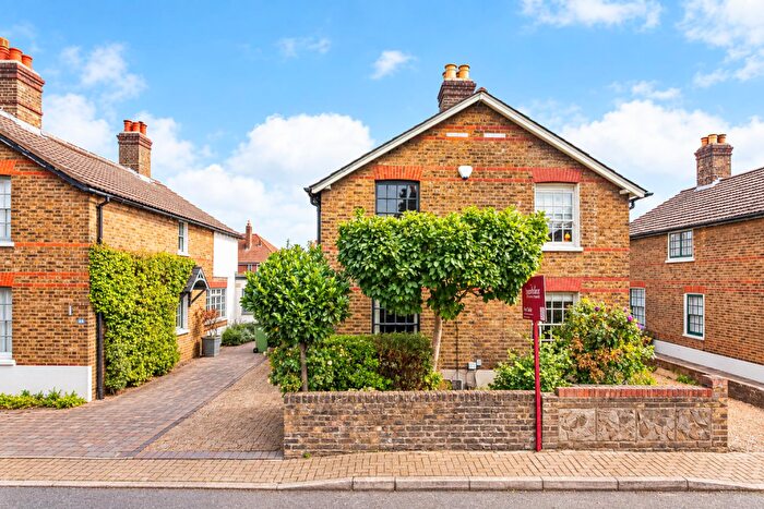 2 Bedroom Cottage For Sale In Victor Road, Penge, London, SE20