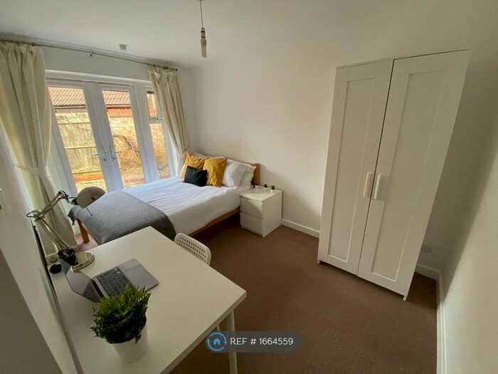 5 Bedroom End Of Terrace House To Rent In Jedburgh Close, Cambridge, CB4