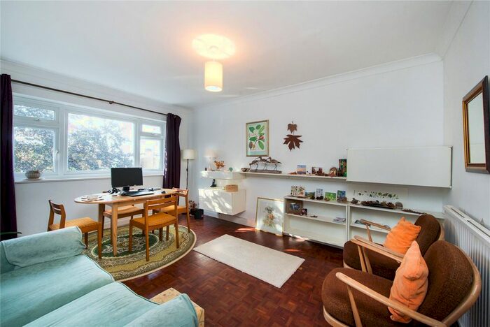 2 Bedroom Flat To Rent In Kenmore Close, Kew, Surrey, TW9