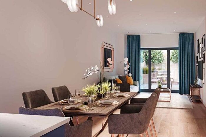 3 Bedroom Flat For Sale In Portobello Square, Ladbroke Grove, W10