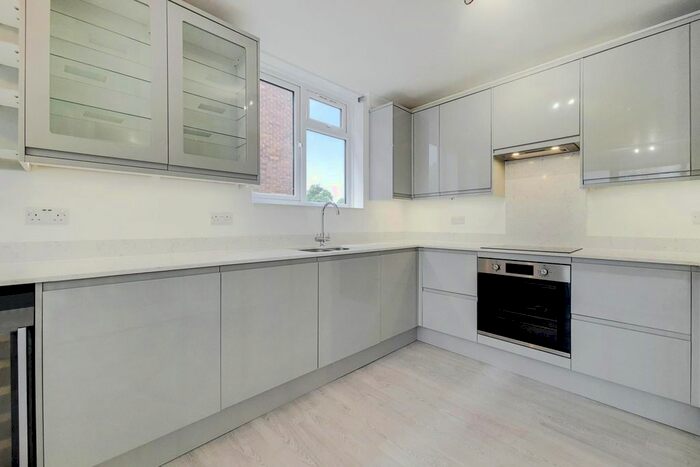 2 Bedroom Flat To Rent In Keswick Road, London, SW15