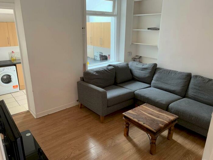 4 Bedroom House To Rent In Inverness Place, CF24