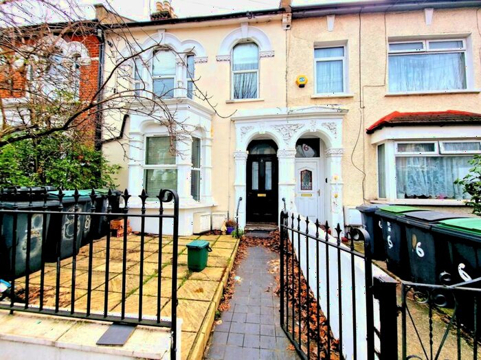 3 Bedroom Flat To Rent In Belmont Road, Haringey, N15