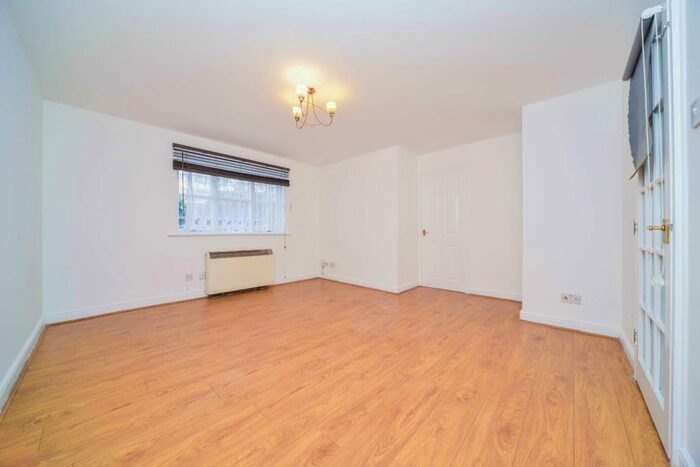 2 Bedroom Flat To Rent In Century House, Lewisham, London, SE8