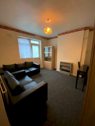 4 Bedroom Semi-Detached House To Rent In White Hart Lane, London N17