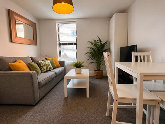3 Bedroom Apartment To Rent In Flat, Bed Millicent Road, West Bridgford, Nottingham, NG2