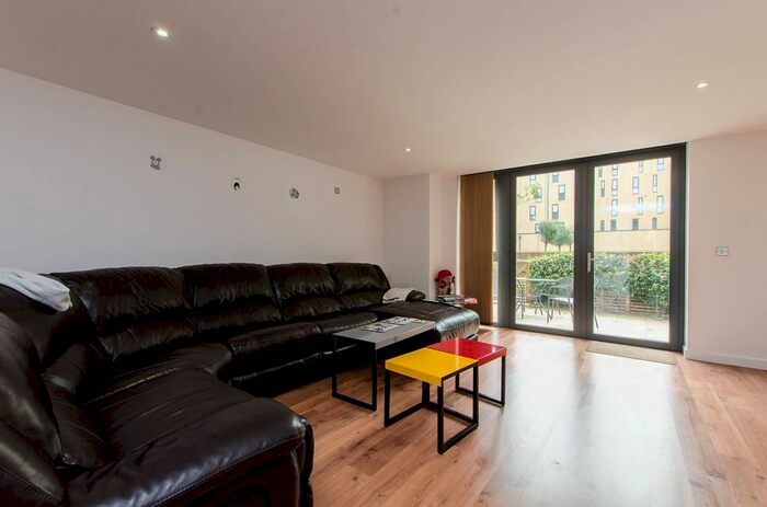 3 Bedroom Maisonette To Rent In Dongola Road, Stepney, London, E1