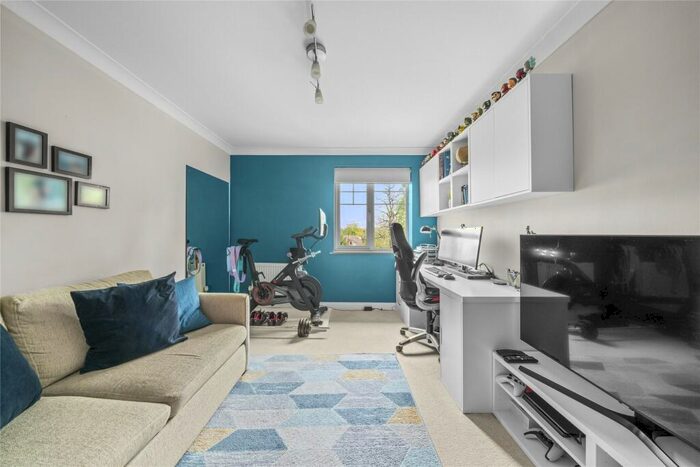 2 Bedroom Flat For Sale In Queens Road, Weybridge, Surrey, KT13