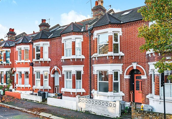 2 Bedroom Detached House For Sale In Kinsale Road, London, SE15