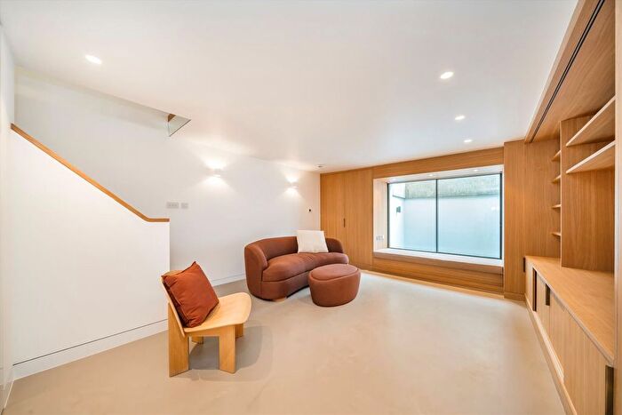 4 Bedroom Flat To Rent In Lonsdale Road, Notting Hill, W11