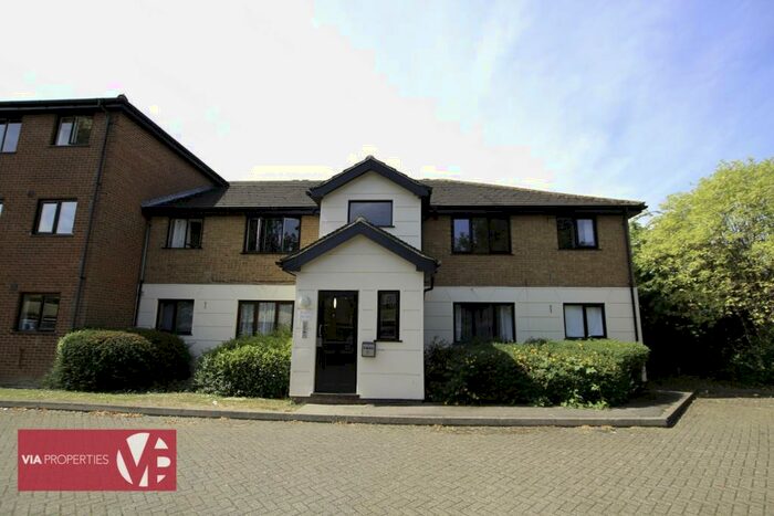 1 Bedroom Apartment To Rent In Parrotts Field, Hoddesdon, EN11