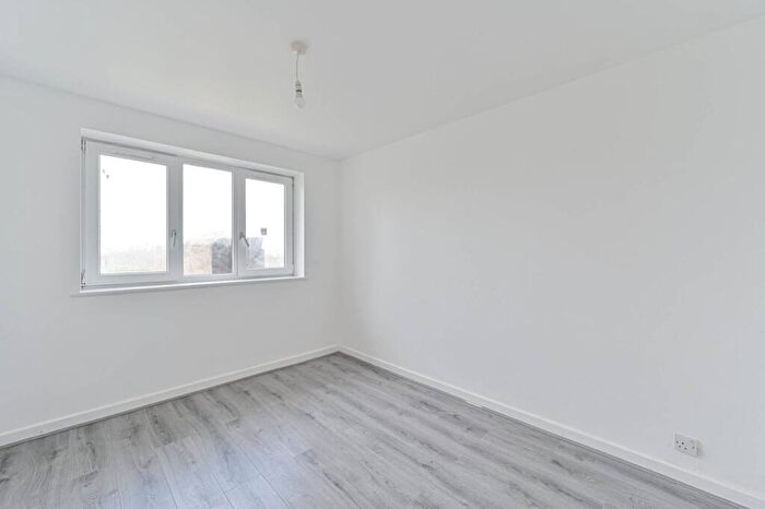 3 Bedroom Flat For Sale In Wood Vale, Honor Oak Park, London, SE23