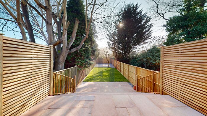 2 Bedroom Flat To Rent In Chesterfield Road, London, London, W4