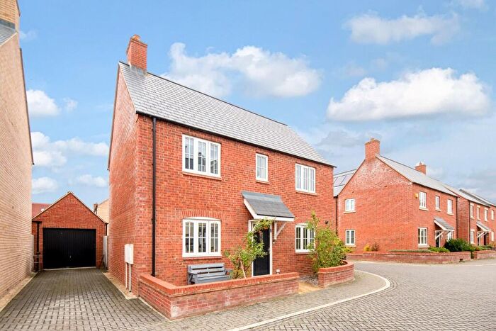 3 Bedroom Detached House For Sale In Lingfield Road, Kingsmere, Bicester, Oxfordshire, OX26