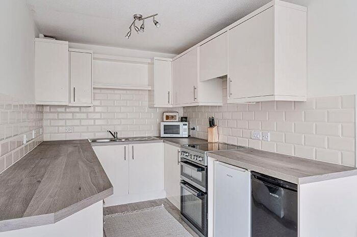 2 Bedroom Flat To Rent In Earlswood Road, Earlswood, RH1
