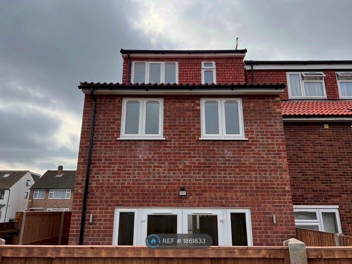 3 Bedroom End Of Terrace House To Rent In Avondale Crescent, Enfield, EN3