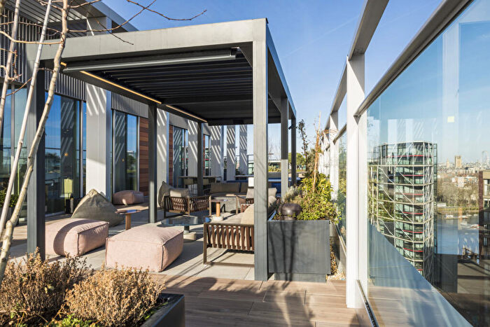 3 Bedroom Flat To Rent In Bloom West, Nine Elms Ln, Nine Elms, London, SW11