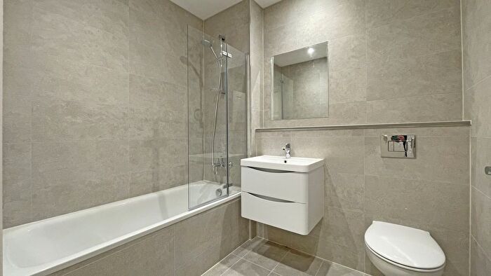 1 Bedroom Flat For Sale In Crummock Chase, Surbiton, Surrey, KT6